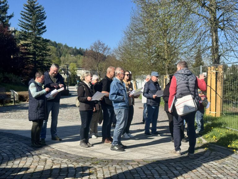 Bürgermeister Jens Müller mit interessierten Besuchern