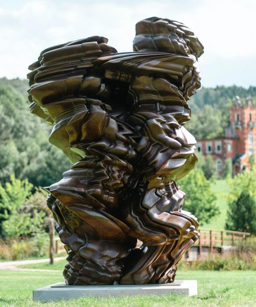 Purple Path -Die Skulptur korrespondiert mit der durch den Uranbergbau zerstörten Landschaft Purple Path -Die Skulptur korrespondiert mit der durch den Uranbergbau zerstörten Landschaft